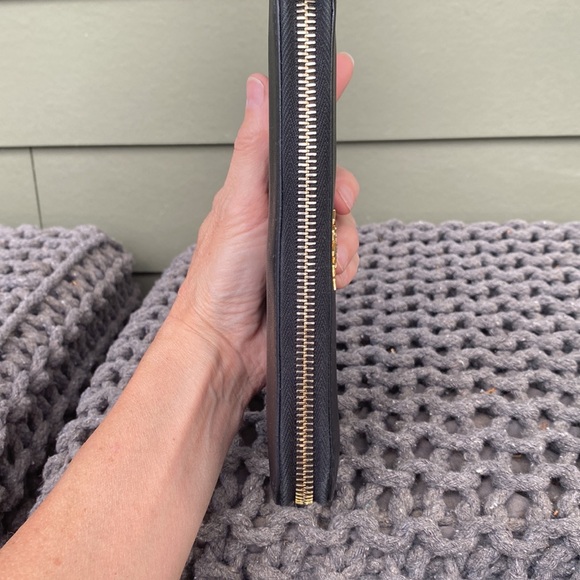 PRADA NERO SAFFIANO LUX WALLET LEATHER IN GOOD CONDITION. ONLY A COUPLE SCUFFS - Picture 7 of 16